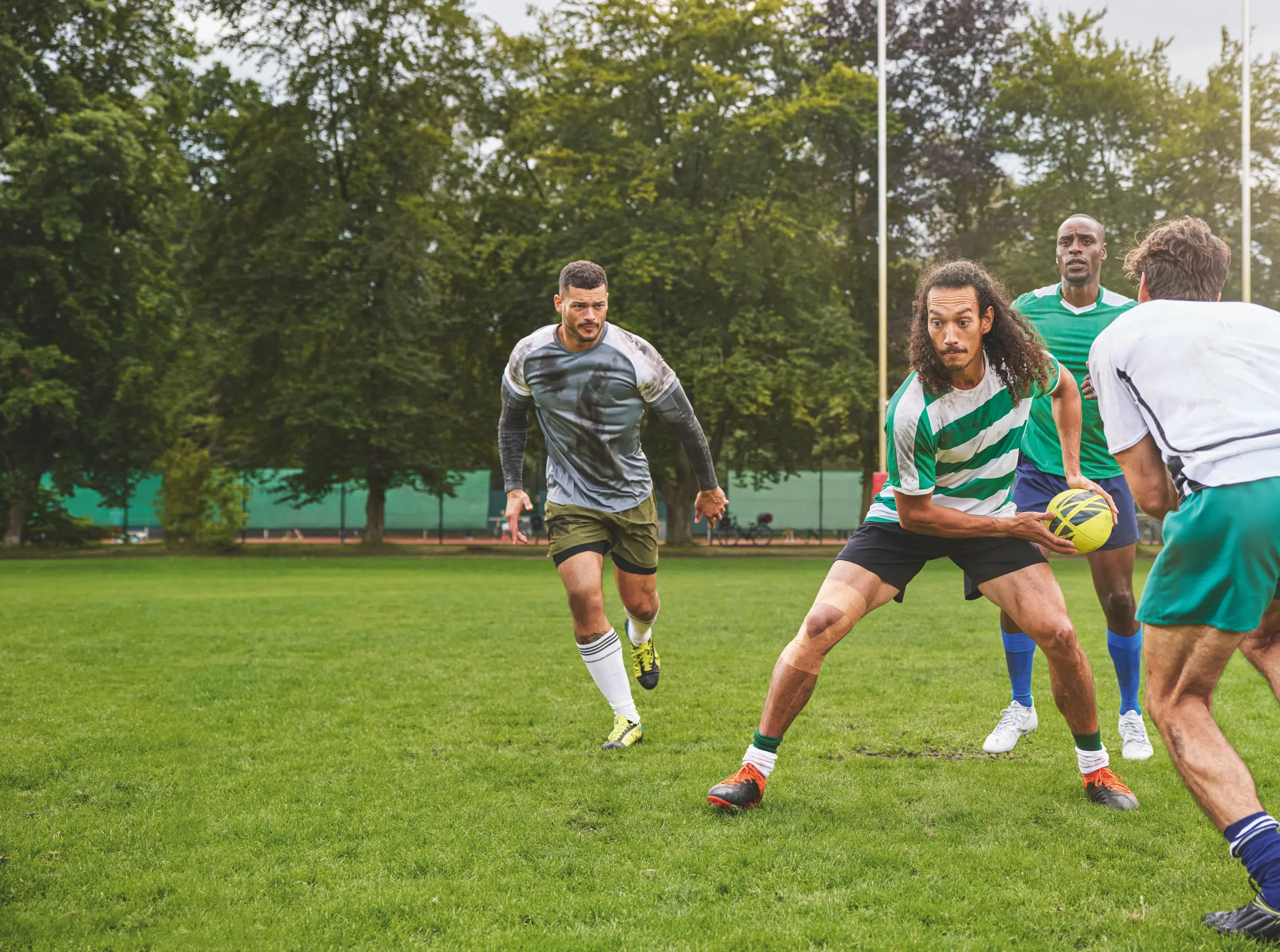 Un joueur de rugby en compétition avec un ruban Leukotape non élastique sur son genou.